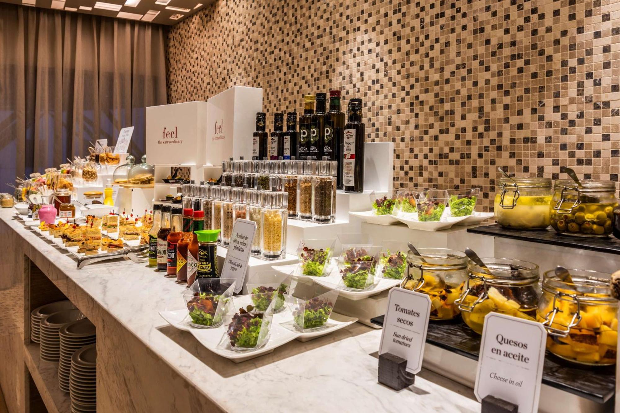 Отель Nh Collection Bogota Wtc Royal Экстерьер фото A buffet at a hotel