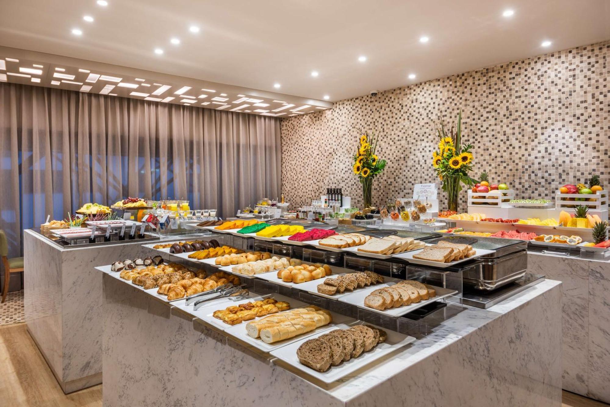 Отель Nh Collection Bogota Wtc Royal Экстерьер фото Buffet at a hotel