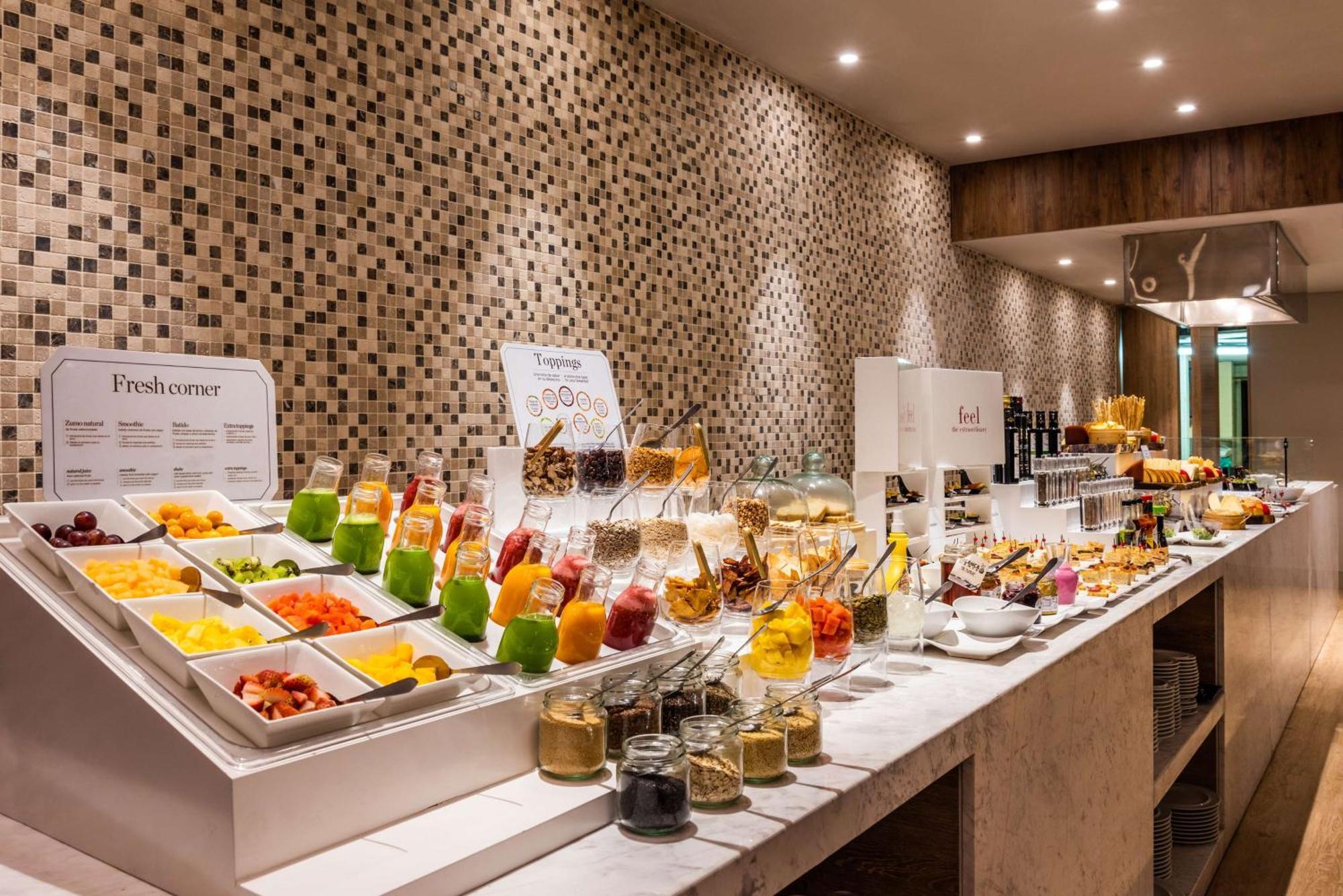 Отель Nh Collection Bogota Wtc Royal Экстерьер фото A breakfast buffet at a hotel